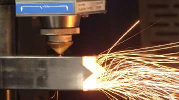 15000ワットのファイバーレーザー切断機はどのくらいの厚さを切断できるか