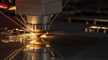 金属板レーザー切断：基礎知識の総合ガイド